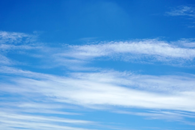 Wolken in de blauwe lucht achtergronden