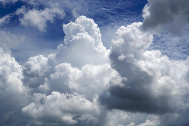 Wolken in de blauwe lucht achtergronden