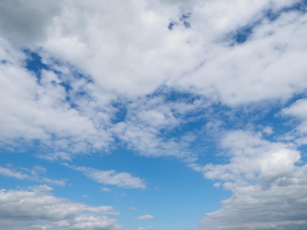 Wolken in de blauwe lucht sky screensaver of achtergrond