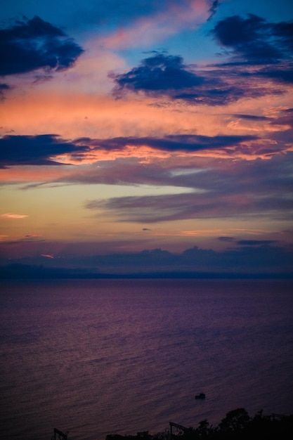 Wolken in de blauwe lucht tijdens zonsondergang boven de zee