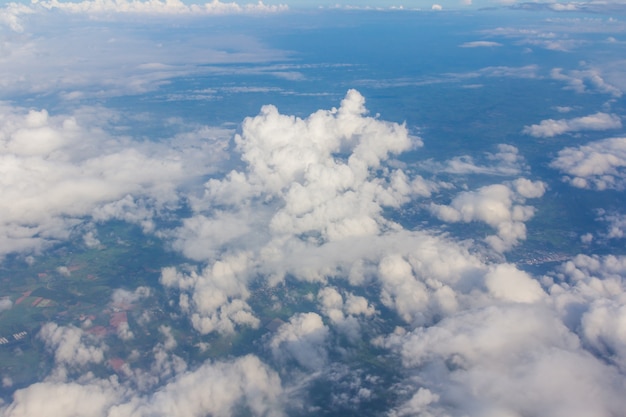 wolken in de blauwe lucht