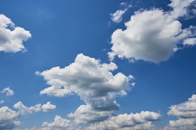 Wolken in de blauwe lucht