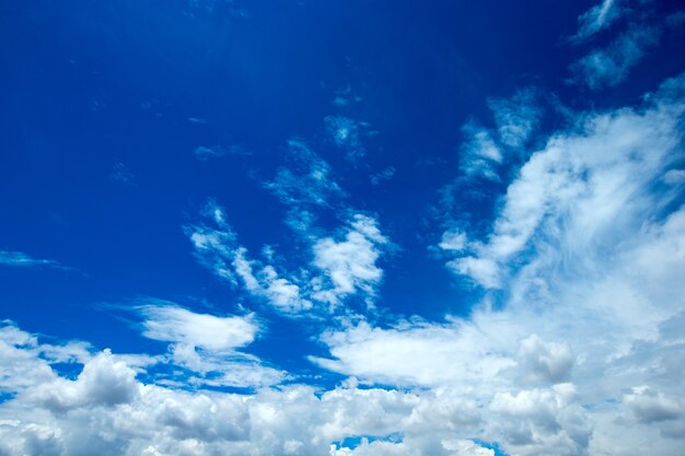 Wolken in de blauwe lucht