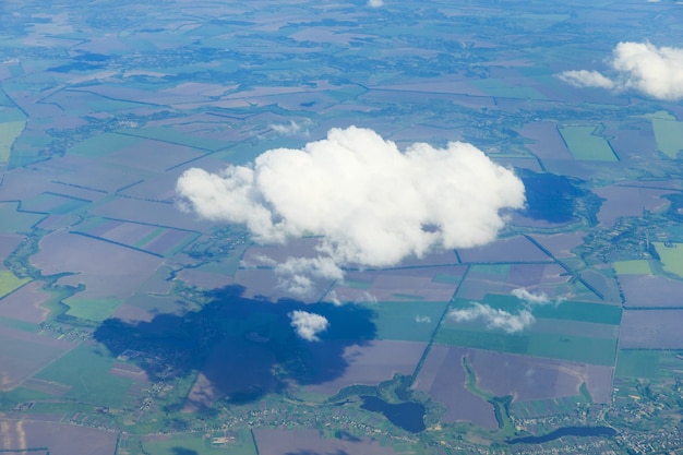 Wolken in de blauwe lucht