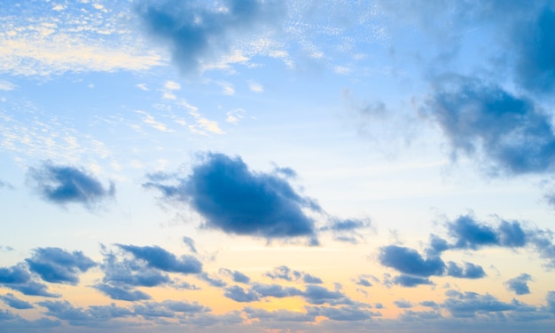 Wolken in de blauwe lucht