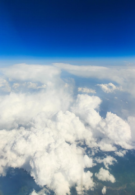 Wolken in de blauwe luchtxAxA