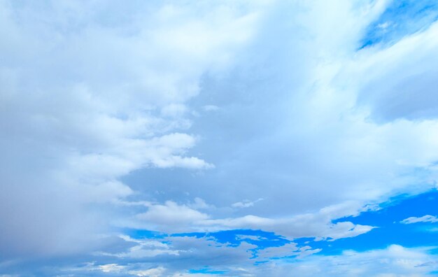 Wolken in de blauwe luchtxAxA