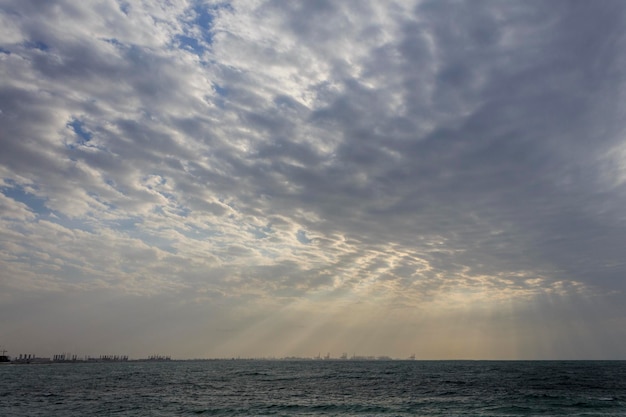 Wolken in de lucht en de skyline van Dubai