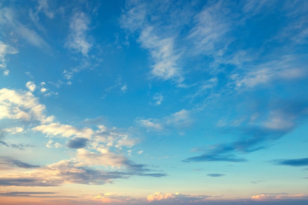 Wolken in de lucht Landschapsbeeld van de lucht en de wolken bij zonsondergang in de avond Creatieve achtergrond