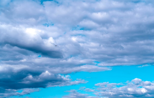 Wolken in de lucht op een zonnige dag