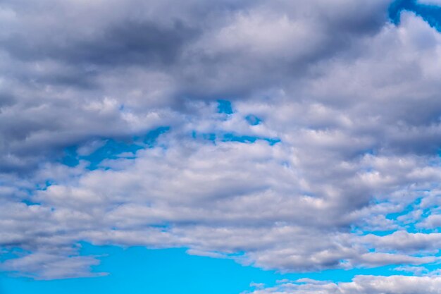 Wolken in de lucht op een zonnige dag