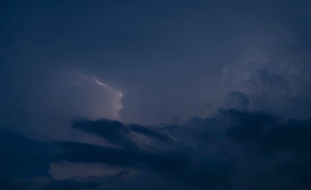 Wolken in de lucht tijdens onweer gevolgd door bliksem bij lange sluitertijd