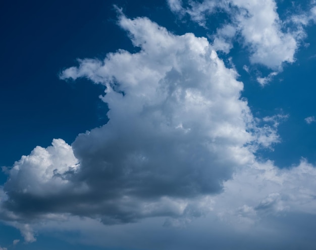 Wolken in de lucht vierkante afbeelding grootte ontwerp achtergrond