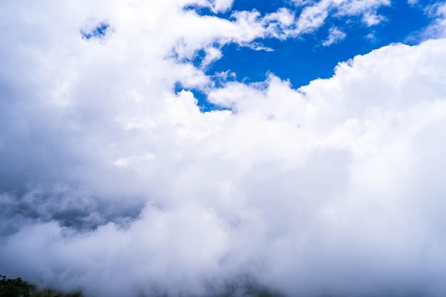 Wolken in de lucht waar de zon op schijnt