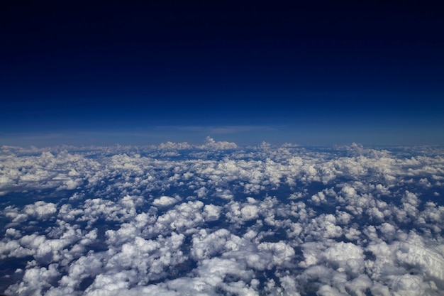 Wolken in de lucht (zeewolk) gezien vanuit een hoge hoek in het vlak