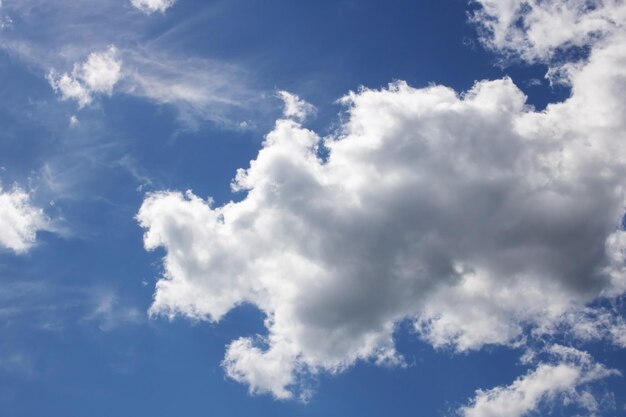 Wolken in een helderblauwe lucht in zonlicht