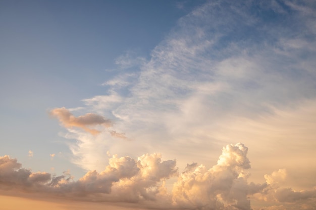 Wolken in het blauwe luchtpatroon