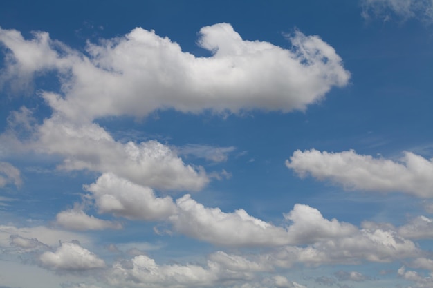 Wolken met blauwe hemel achtergrond