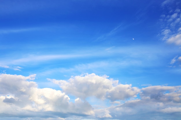 Wolken met blauwe hemel