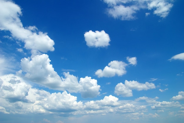 wolken met blauwe hemel