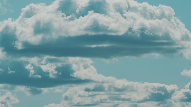 Wolken met blauwe lucht achtergrond bewegende wolken natuur weer blauwe lucht wolkenbeeld zonnige dag