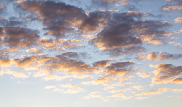 Wolken met exotische langwerpige vorm op blauwe hemelachtergrond