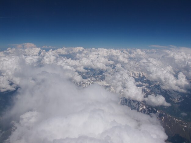 Wolken op Alpen