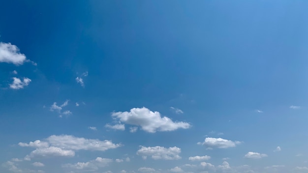 Wolken op blauwe lucht