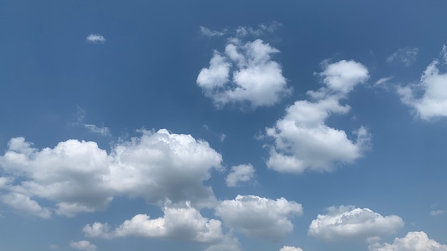 Wolken op blauwe lucht