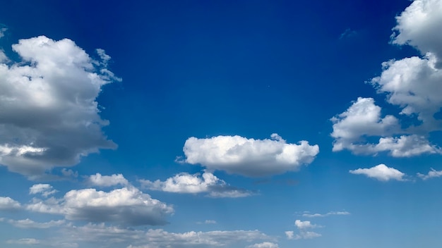 Wolken op blauwe lucht