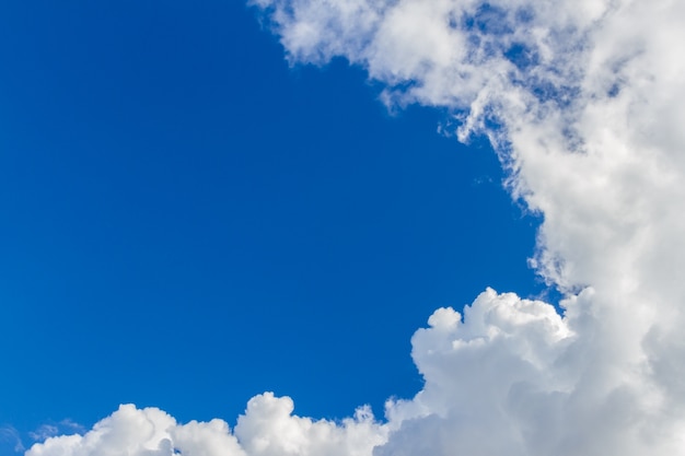 Wolken op de blauwe hemelachtergrond