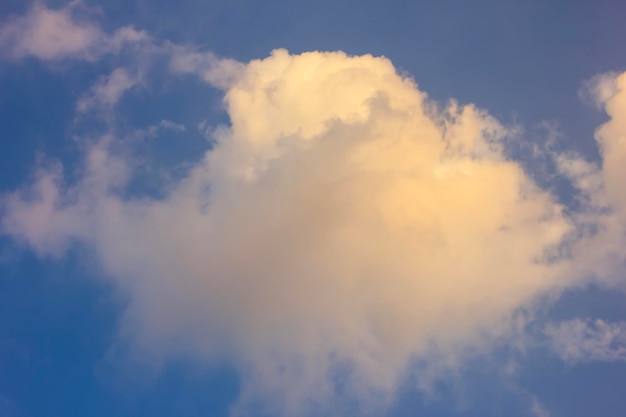 Wolken op de blauwe hemelachtergrond