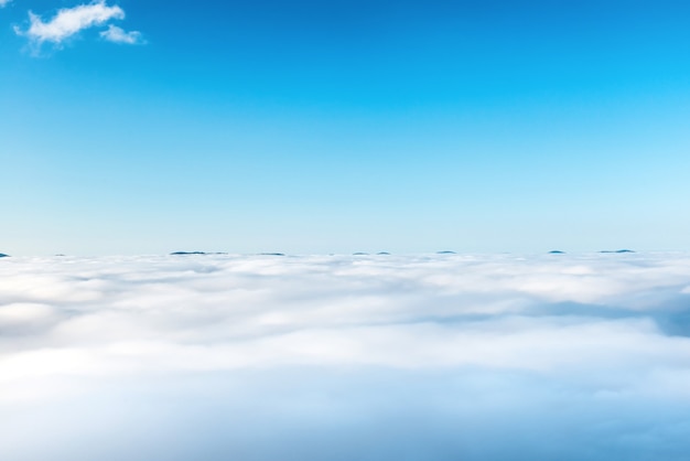 Wolken op de blauwe lucht, natuur achtergrond