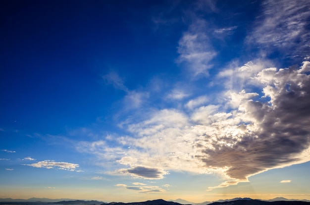 Wolken op een blauwe hemelachtergrond 's avonds