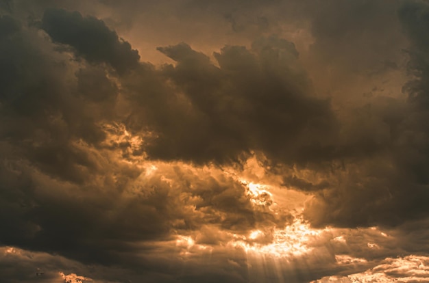 Wolken schemering hemel in pastel kleur roze en blauw, kleurrijke spirituele achtergrond.