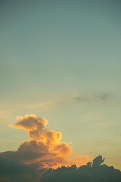 Wolken schemering hemel in pastel kleur roze en blauwe kleurrijke spirituele achtergrond