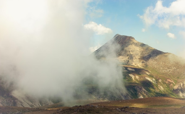 Wolken stijgen in de bergen Pyreneeën in GironaSpain