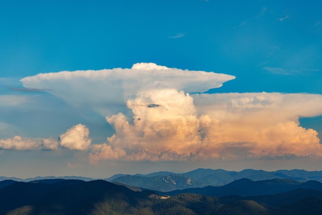 Wolken strekken zich uit over de blauwe lucht boven de vallei van het Rodopegebergte