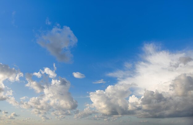 wolken tegen de blauwe hemel