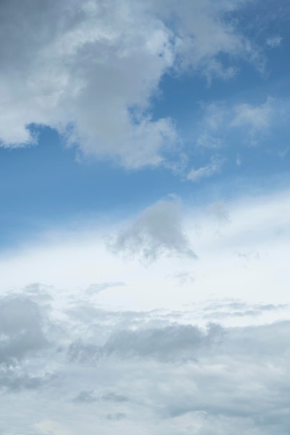 Wolken tegen de blauwe hemel.