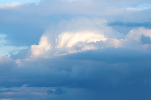 Wolken verlicht door de avondzon