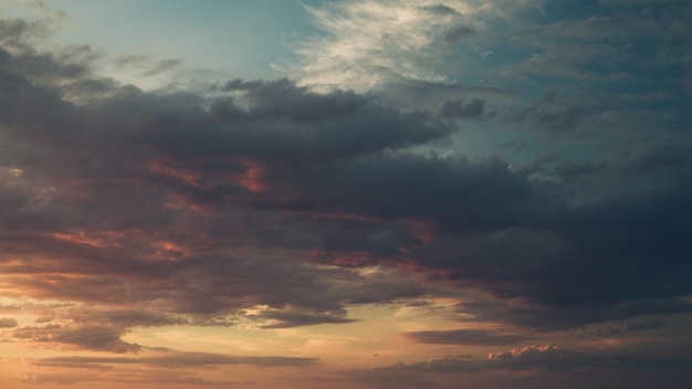 Wolken verlicht door de ondergaande zon