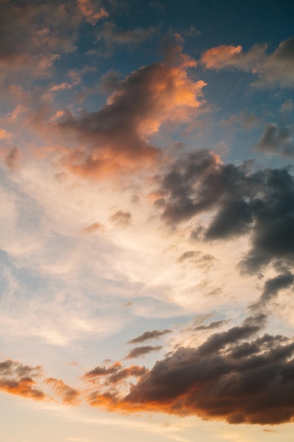 Wolken verlicht door de ondergaande zon