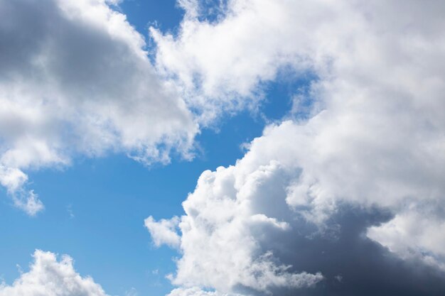 Wolken verlicht door de zon in de blauwe lucht