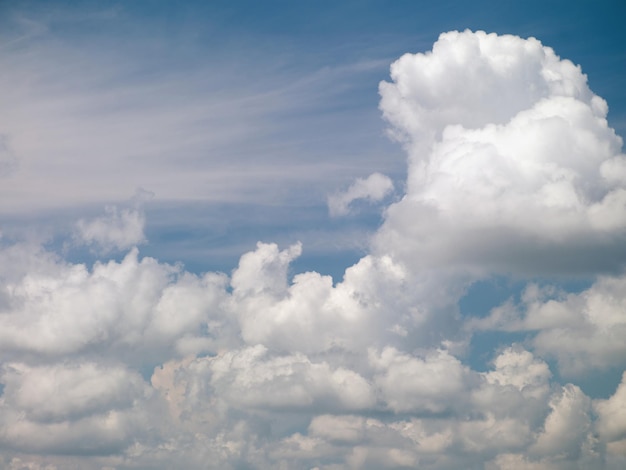 Wolken verlicht door de zon