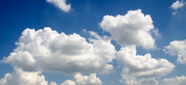 Wolken vliegen in de zomerhemel