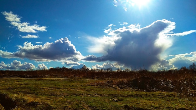 wolken vliegen laag over het veld