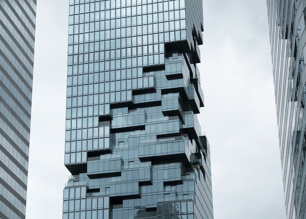 Wolken weerspiegeld in de ramen van het moderne kantoorgebouw