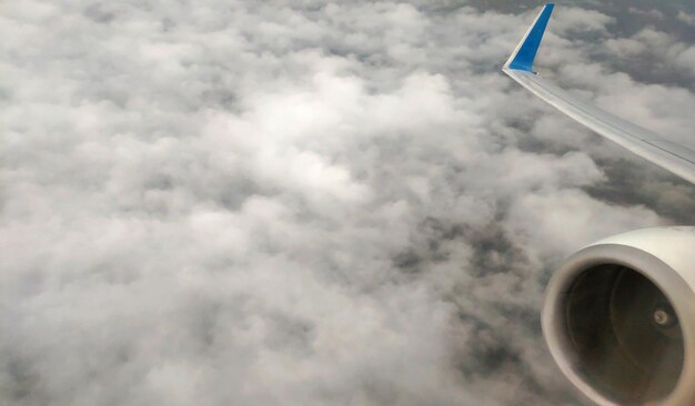 Wolken zoals ze vanuit het vliegtuig worden gezien
