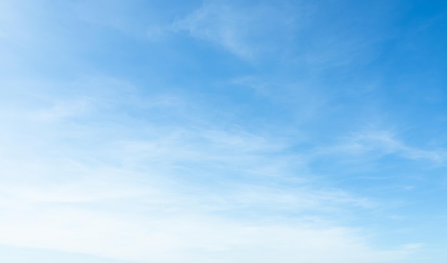 Foto wolkenblauwe lucht achtergrondlicht heldere schoonheid heldere zomer natuur lucht